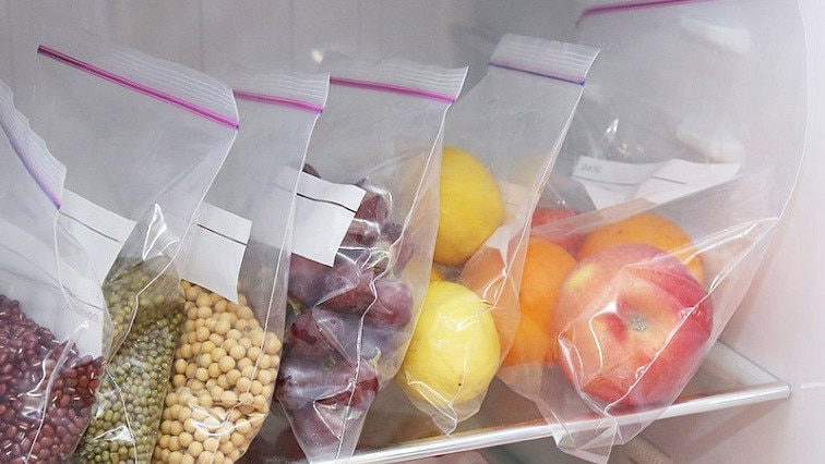 يُستخدم  البولي إثيلين الخطي منخفض الكثافة في تغليف المواد الغذائية