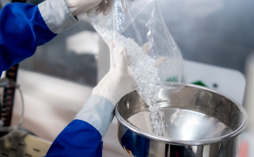 تتضمن عملية إنتاج ماستر باتش ألوان الوزن الدقيق وخلط المكونات