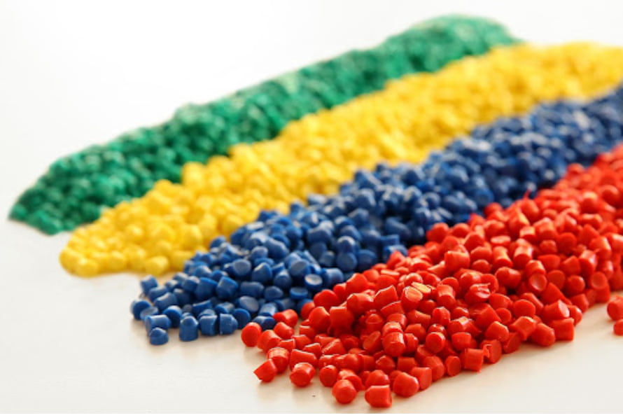 دور الراتنجات الحاملة في تصنيع الماسترباتش الملون، مع تسليط الضوء على أهميتها في توزيع الأصباغ