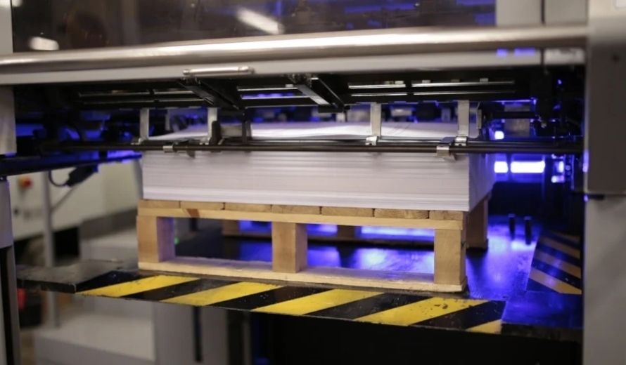 تأكد من أن لديك معدات المعالجة المناسبة لأحبار الأشعة فوق البنفسجية لتصلبها بعد الطباعة عند تعلم كيفية الطباعة على البولي إيثيلين