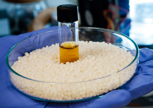 الحل الفعال هو استخدام البولي كربونات مع الحشوات أو الإضافات