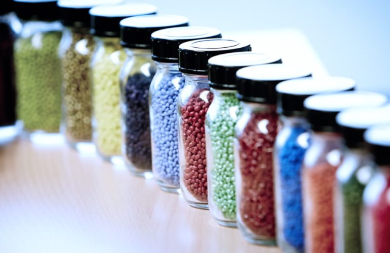 للتغلب على بعض القيود المفروضة على المواد، يستخدم المصنعون إضافات مختلفة للبولي أوليفينات