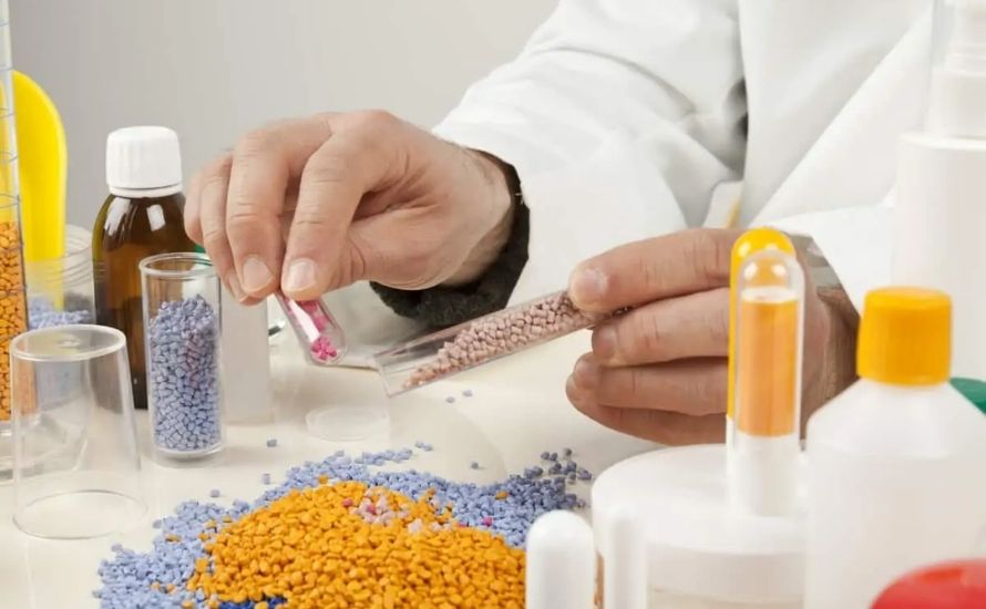 توفر المواد البلاستيك الحراري مقاومة كيميائية استثنائية، مما يجعلها مثالية لتطبيقات السيارات والطيران