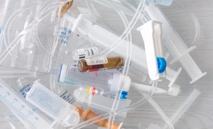 تتميز بلاستيكات البولي إيثيلين عالي الكثافة بصلابتها وسلامتها للبشر ومقاومتها للعديد من أنواع المواد الكيميائية لفترة طويلة