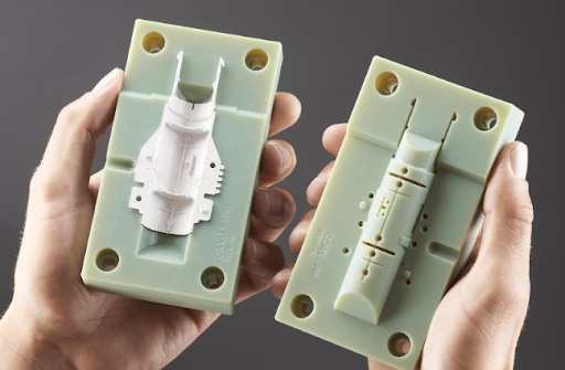 تنتج عملية القولبة بالحقن أجزاء بلاستيكية عن طريق حقن البلاستيك المنصهر في قالب وتصلبه