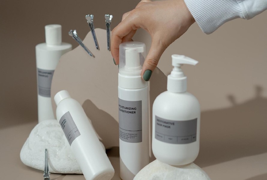 Cosmetic bottles from PCR plastic