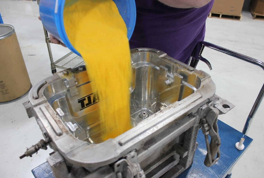 يتطلب التشكيل الدوراني مادة بلاستيكية على شكل مسحوق