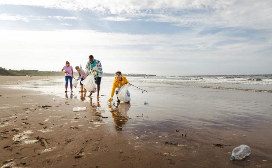 الحد من استهلاك البلاستيك والمشاركة في جهود التنظيف المحلية