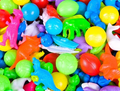 الألعاب التي يوفرها القولبة بالنفخ تكون غالبًا متنوعة في الحجم وتصاميمها جذابة للغاية.