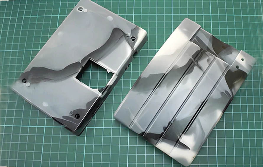 تنتج تباينات الألوان بين الدفعات عن عدم اتساق المواد، أو جرعات المواد الملونة، أو نقص في مراقبة الجودة.