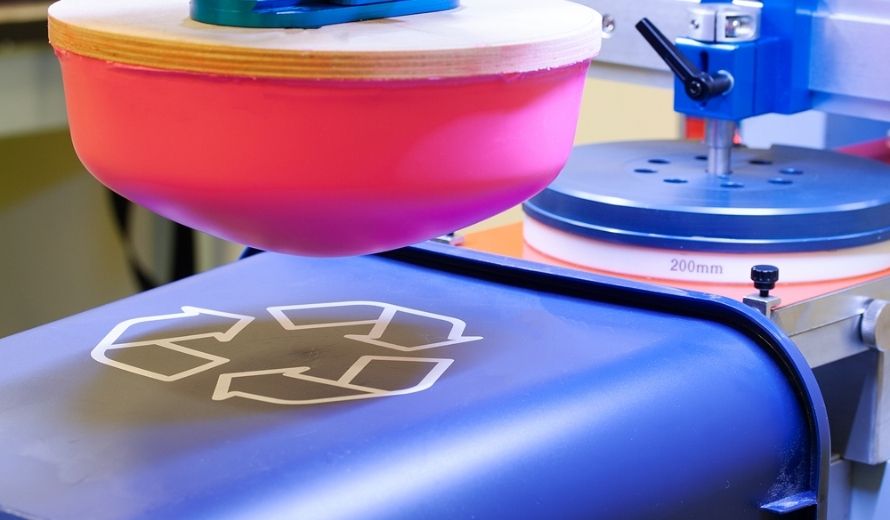 تستخدم الطباعة بالوسادة وسادة سيليكون لنقل الحبر لتطبيق دقيق وتفاصيل ممتازة على العناصر الترويجية والأجزاء الصغيرة