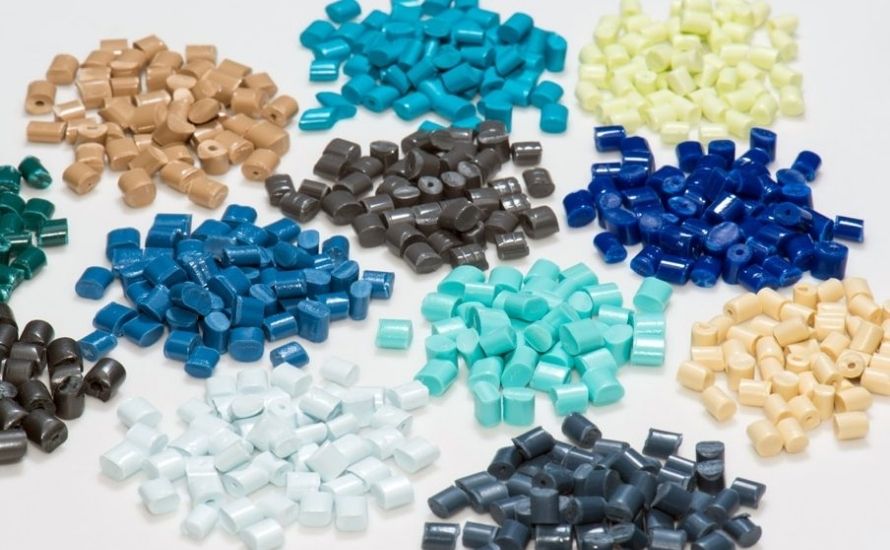 يؤثر اختيار مواد التشكيل بالنفخ بشكل كبير على خصائص المنتج النهائي